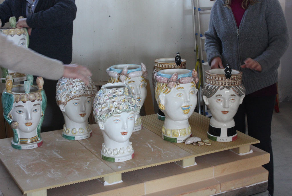 Pochi passi e si entra nel nuovo di Caltagirone