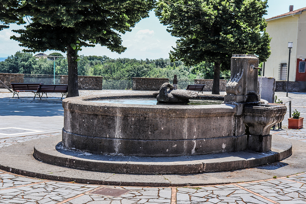 Civitella d'Agliano. Fontana del cigno