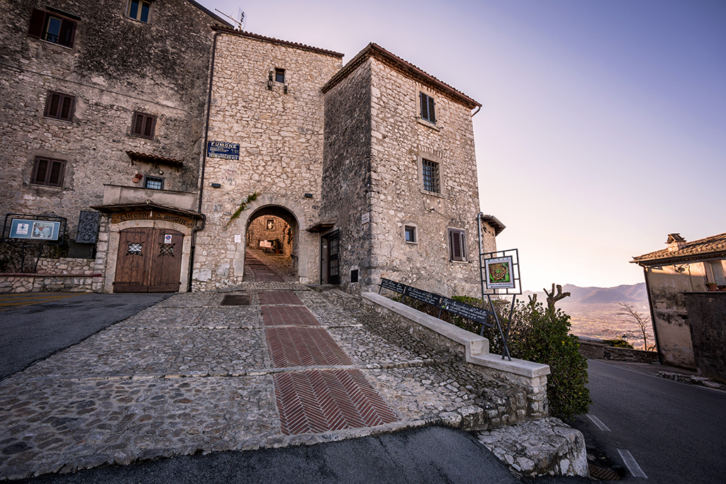 Fumone- Porta Romana by Alberto Bevere