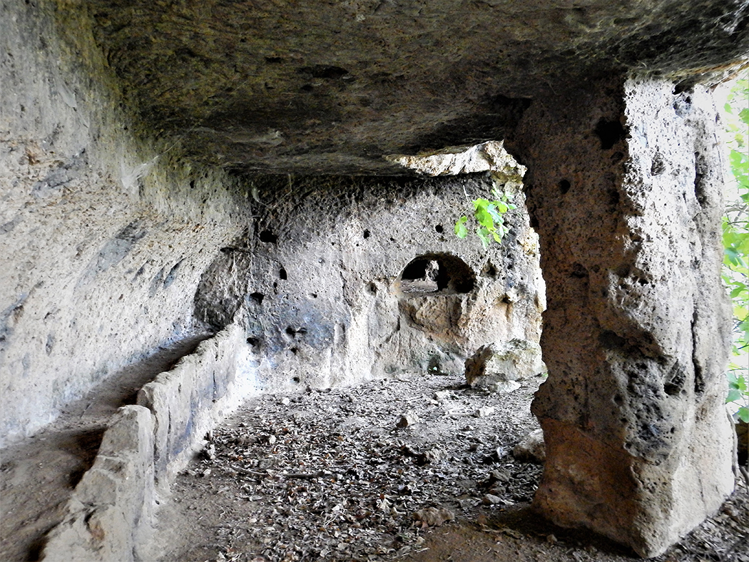 Un’antica chiesa e insediamento rupestre per appassionati di speleologia