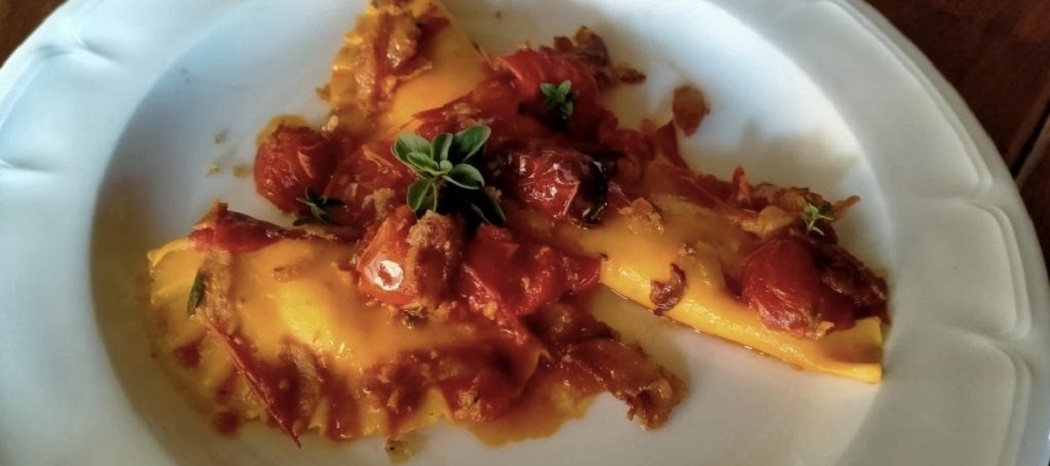 Raviolo al gran cacio di Morolo con pomodorini al forno e guanciale croccante di maiale nero dei Monti Lepini