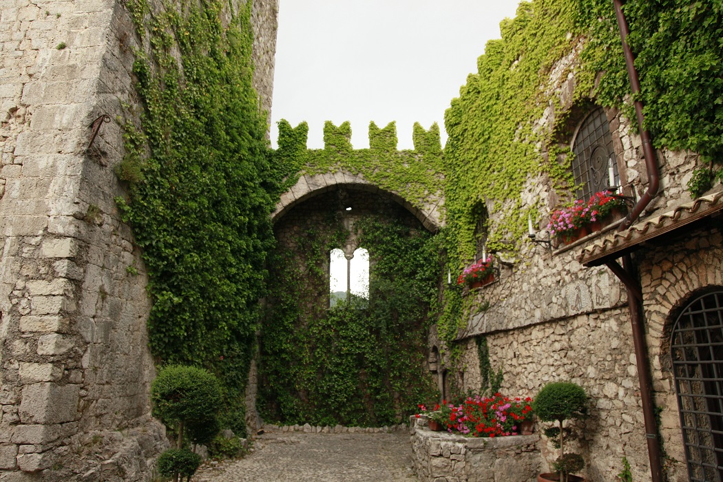 Torre Cajetani castello by  Giampiero Pacifico