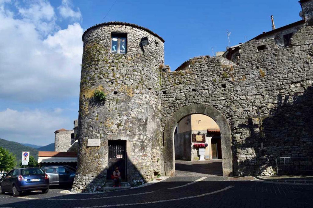 Bassiano. Porta della città