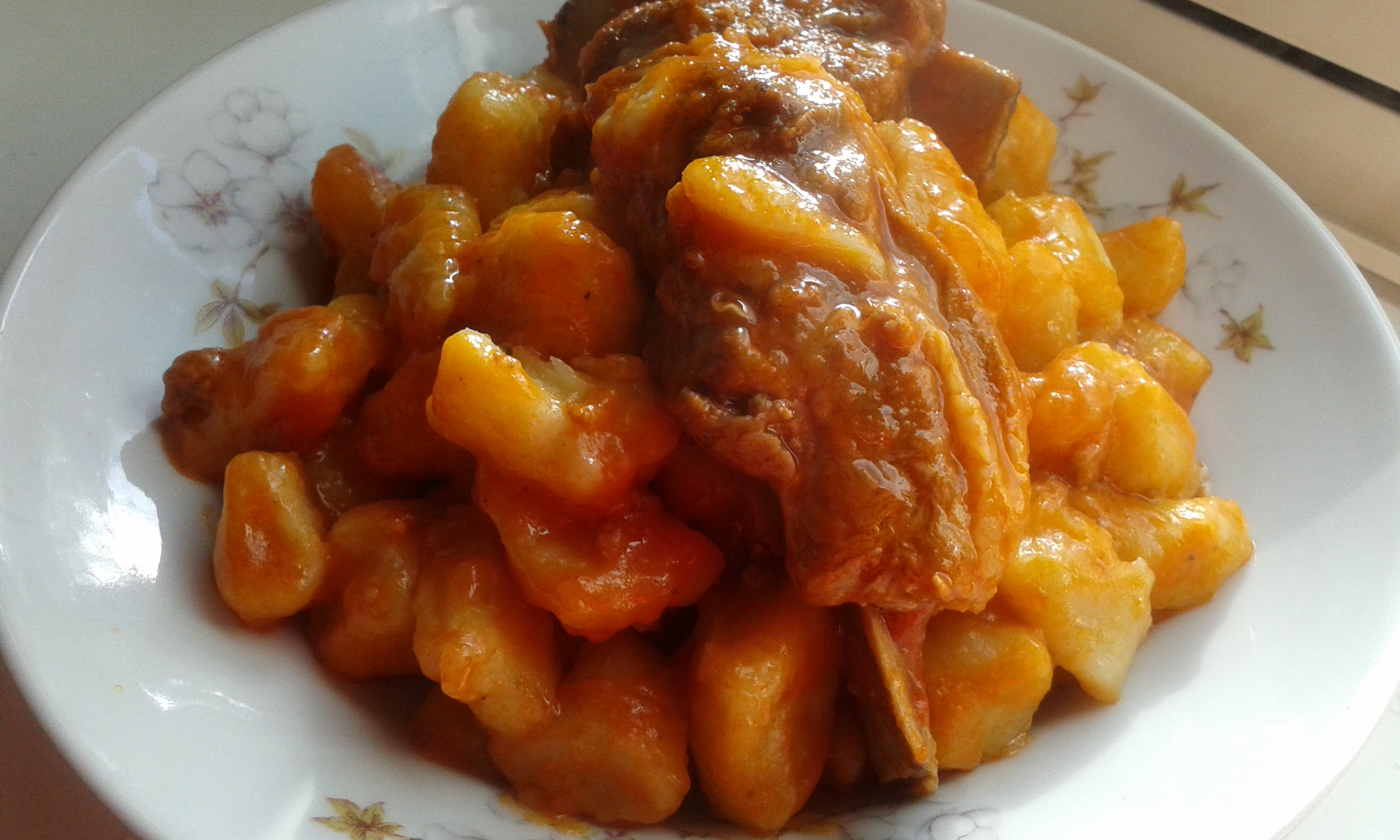 Cecali, gnocchi di patate al sugo di spuntature 