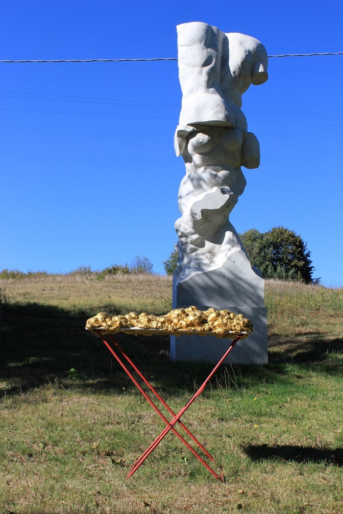 Scultura di Pistoletto in località Cervinara