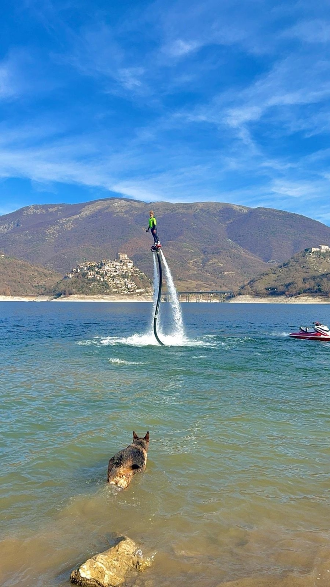 Clea alle prese con hydrofly di  Carlotta sul Lago del Turano 