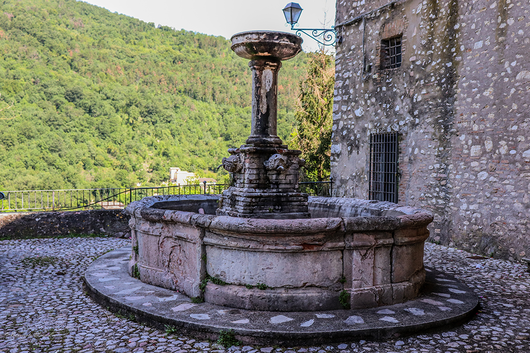 Contigliano. Fontana vicino il palazzo comunale