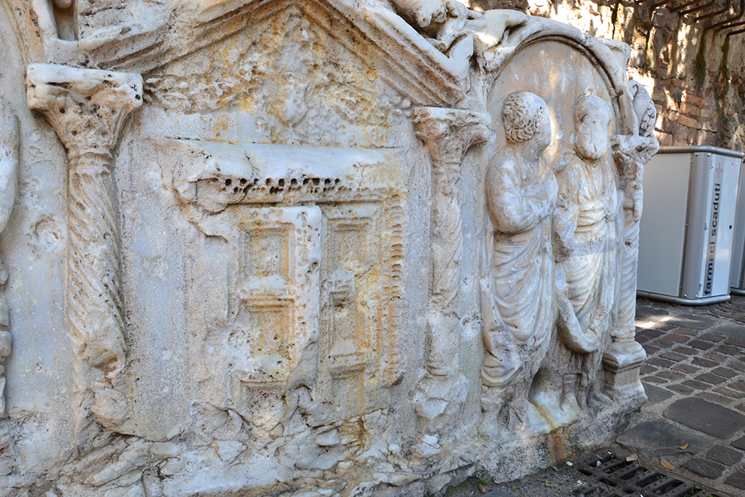 Lanuvio. Sarcofago Marmoreo Romano