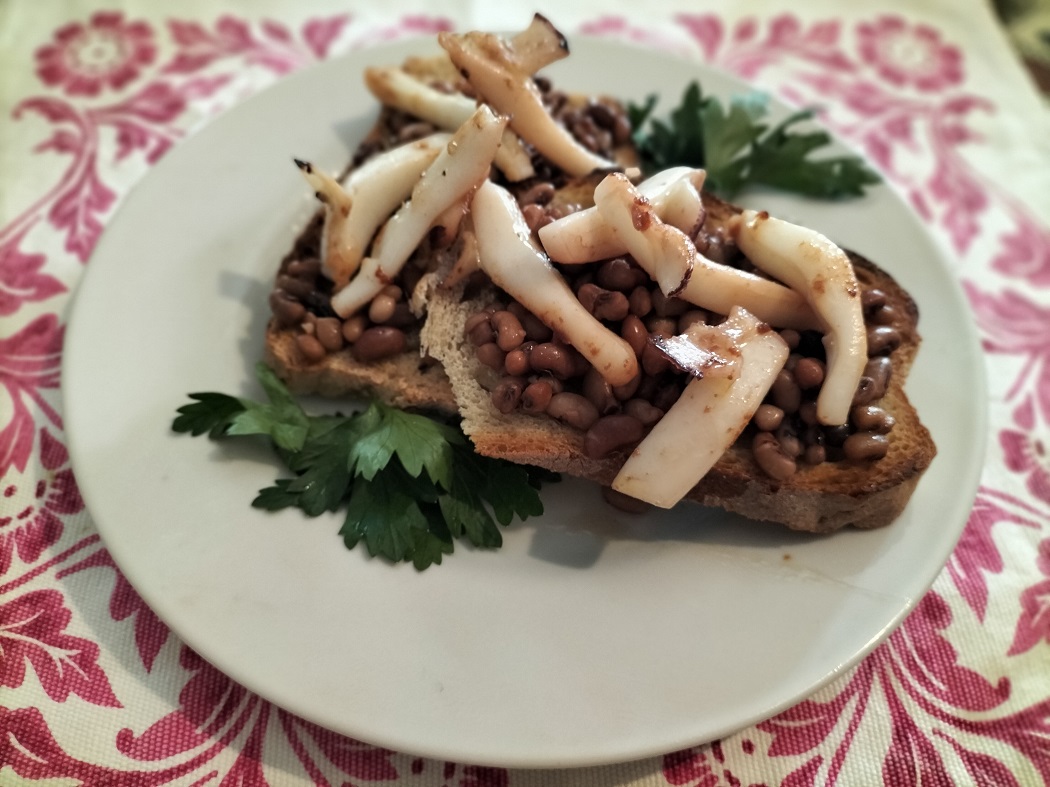 Bruschetta with cuttlefish and Trasimeno beans