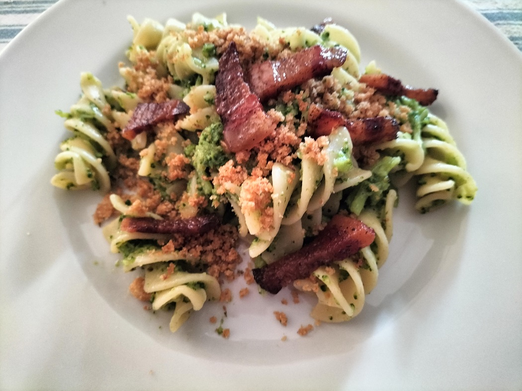 Fusilloni con crema di broccoletti siciliani, guanciale e mollica di pane aromatizzata