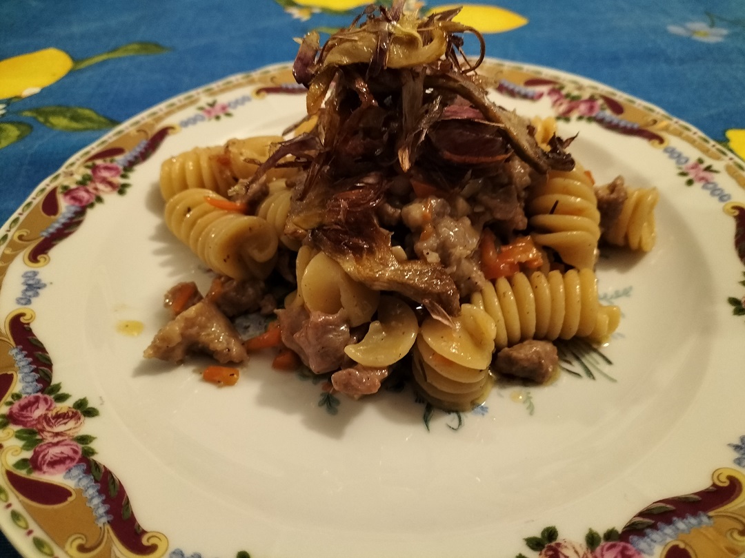 Fusilloni con ragù di agnello e carciofi croccanti 