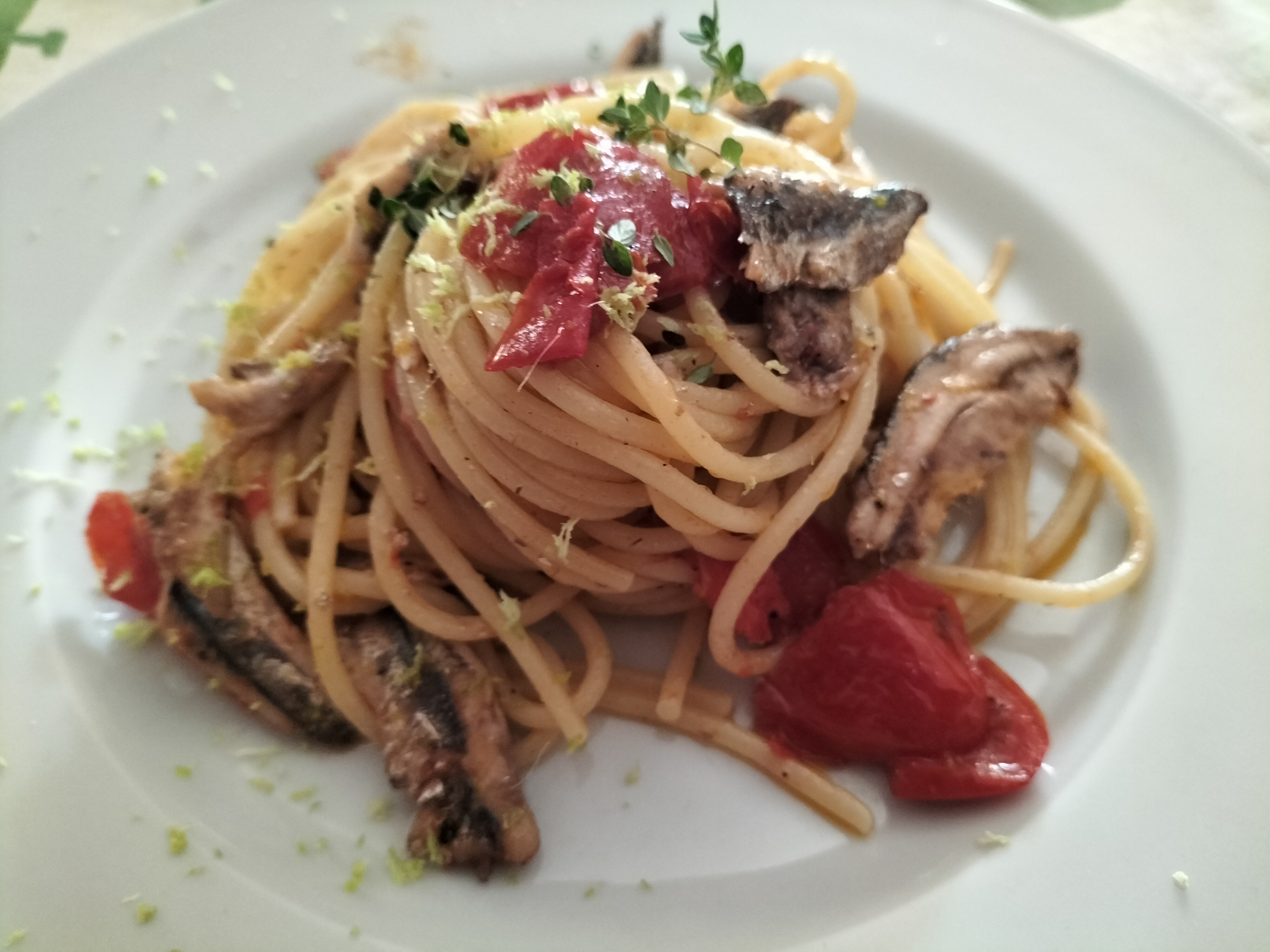 Spaghetti con alici, datterini e lime