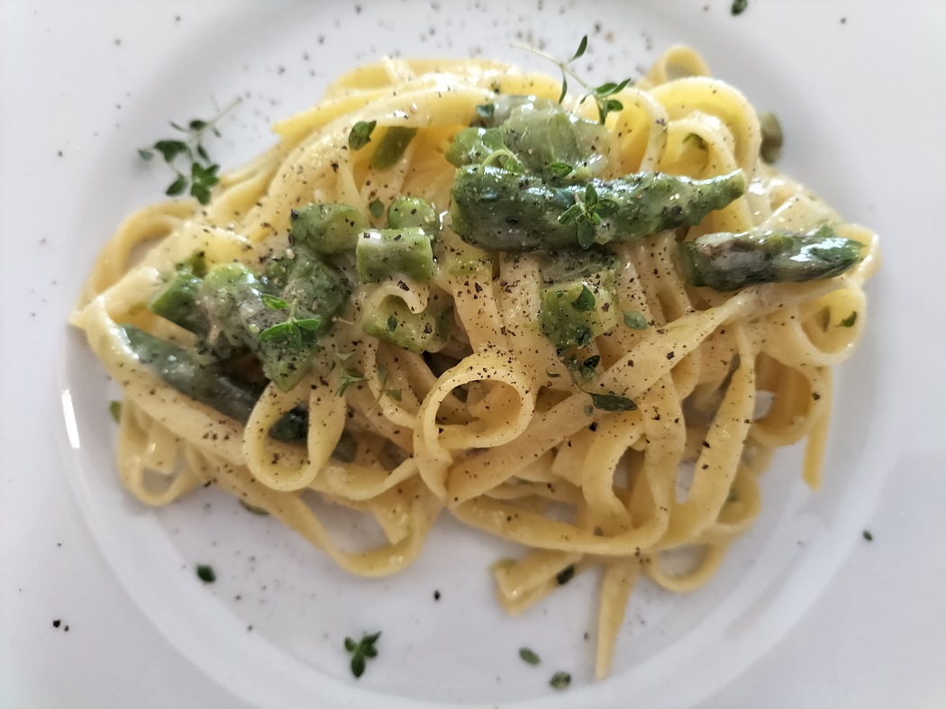 Tagliatelle burro e parmigiano con asparagi e cipollotto di Tropea
