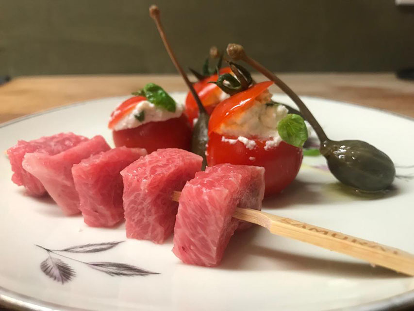 Piccolo snack di spiedini di ventresca di tonno e pachino