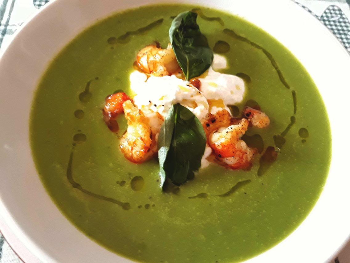 Crema di piselli con stracciatella e gamberi, alla scoperta di Labico
