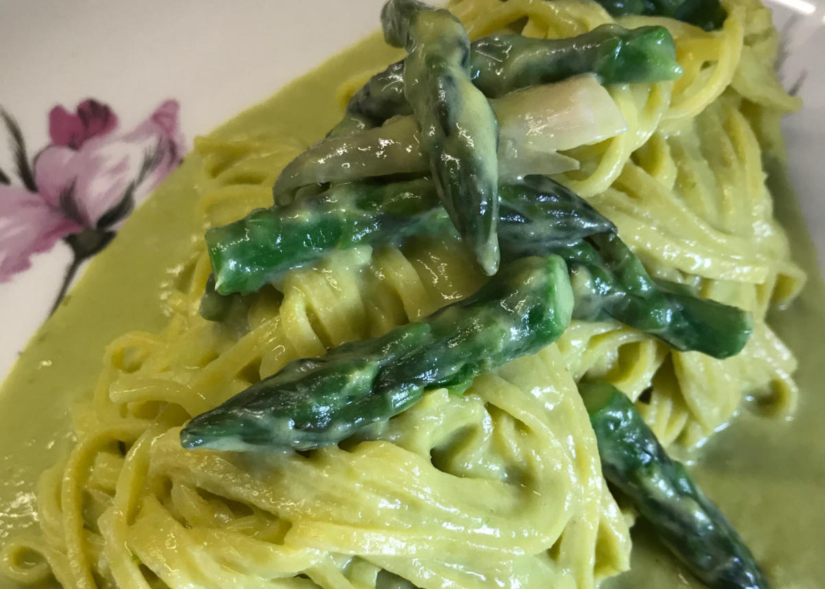 A maggio? Tagliolini agli asparagi su crema di asparagi