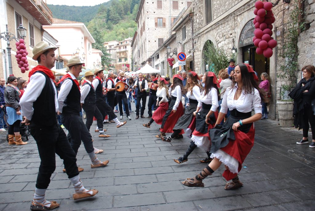 In foto: i ballerini del Gruppo Folk Città di Acuto