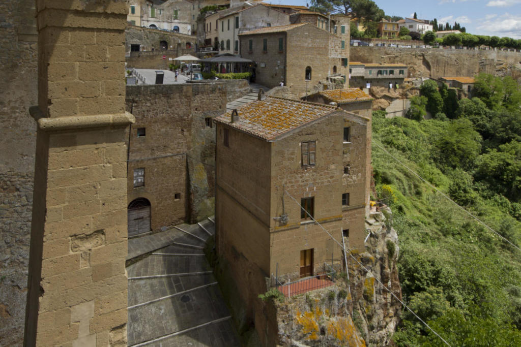 Pitigliano appare dietro una curva