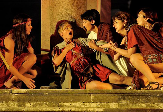 A teatro fra le antiche rovine