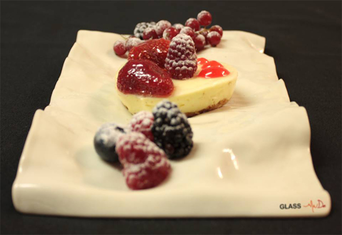 Un cheesecake ai lamponi su un piatto speciale