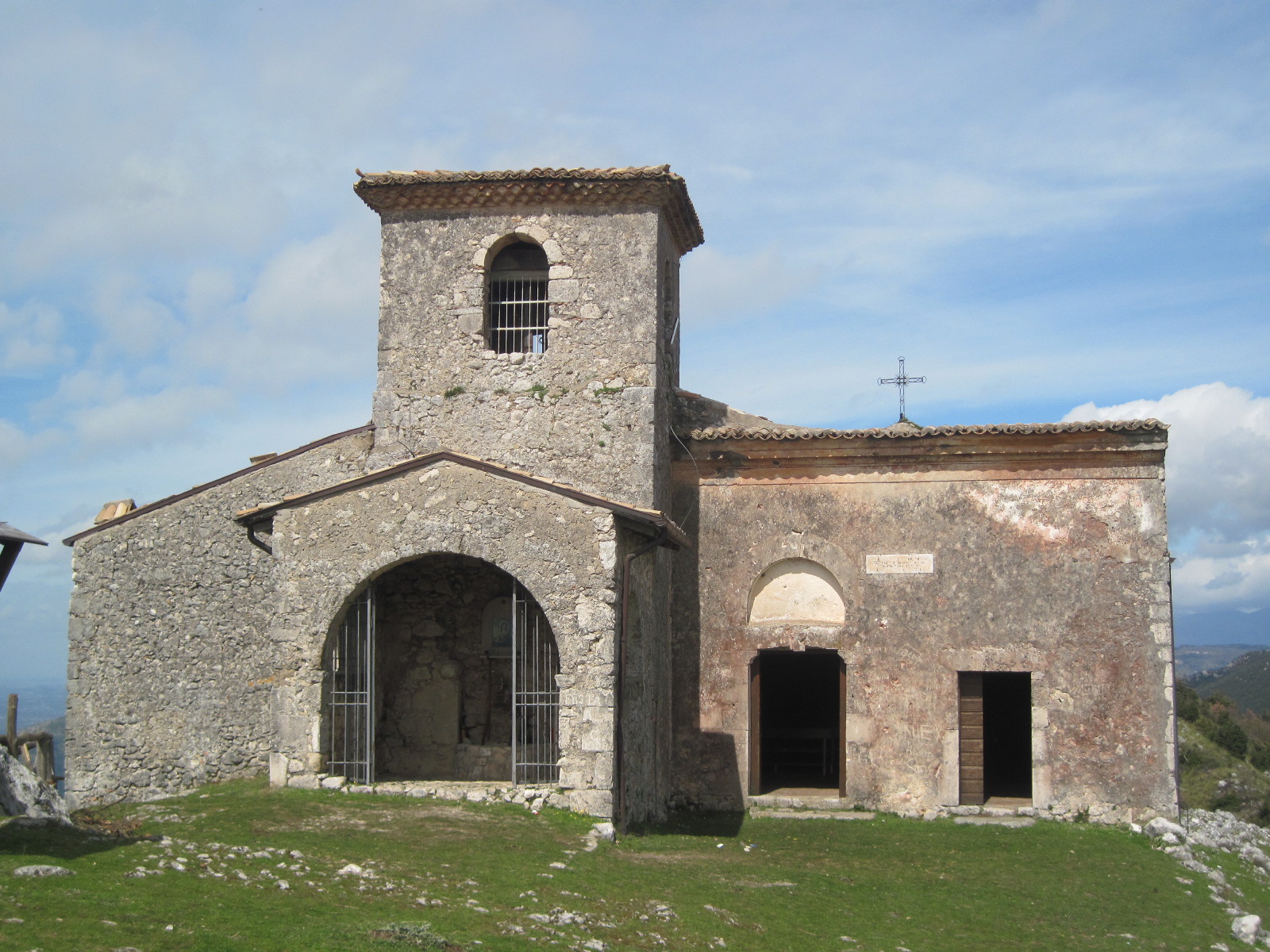Colle San Magno. Chiesa di Santa Maria Assunta sul Monte Asprano