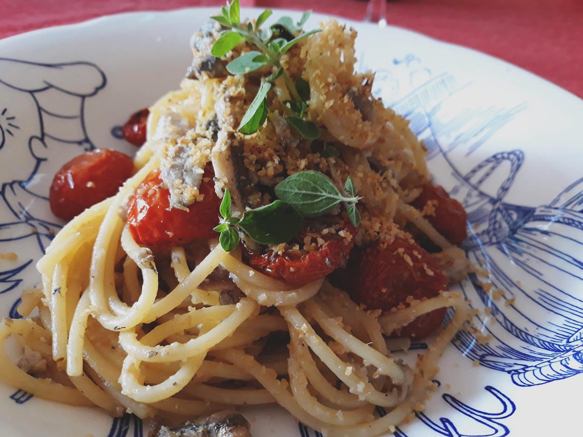 Spaghetti con alici, pomodorini confit e...